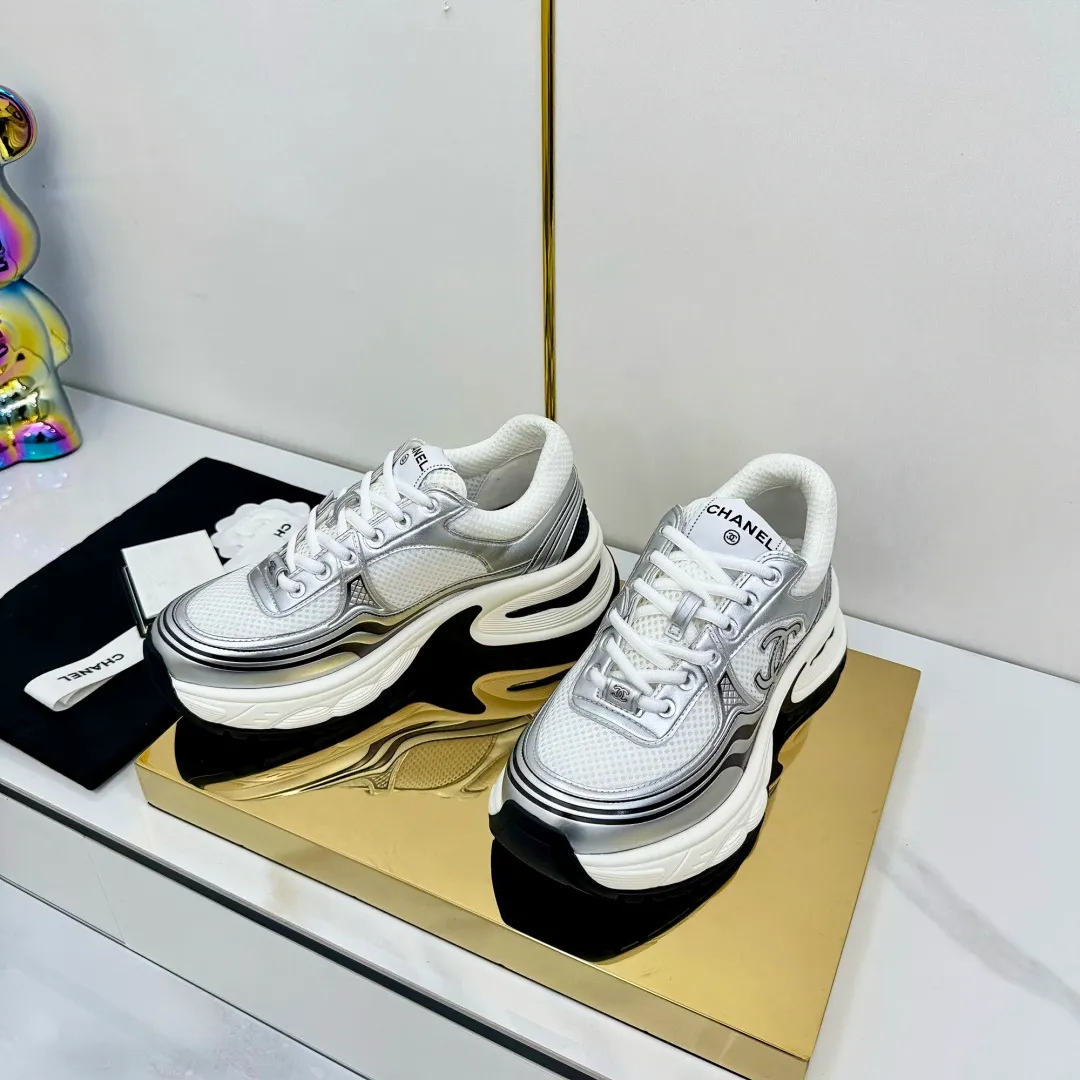 👟👟Ex-factory price 680👟👟 Upgraded version, upgraded version, upgraded version! No rebuttal accepted! ! ! ! Chanel Chanel panda shoes! 2025 counter's top casual sports shoes. This classic design; the upper is electro-embroidered with a variety of techniques; the outsole is fashionable and sporty; the unusual inclusion of a variety of color matching elements... The diversified mix and match is very good-looking and versatile, and can be used for leisure, fashion, sports, and outdoor... ꫛꫀꪝ Go➫ Materials: ❶Upper made of: original imported first-layer silk cowhide + original waterproof cloth + original first-layer cowhide ❷Inner lining: Original Yangli+Net ❸Outsole based on: Original TPU combination outsole Counter boutique packaging complete set for women 35–41 👉 👉 👉 👉